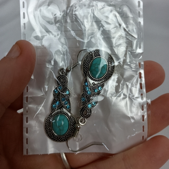 2/30$ Or 3/$35 Turquoise and Silver Dangle Earrings (#0209) - Picture 2 of 2